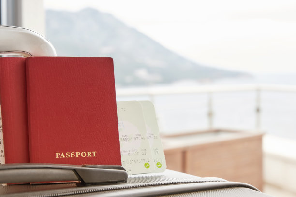 外国护照和准备出发的机票放在大行李箱上图片下载