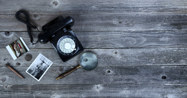 旧钓鱼照片和其他古董物品在老式木桌上图片下载