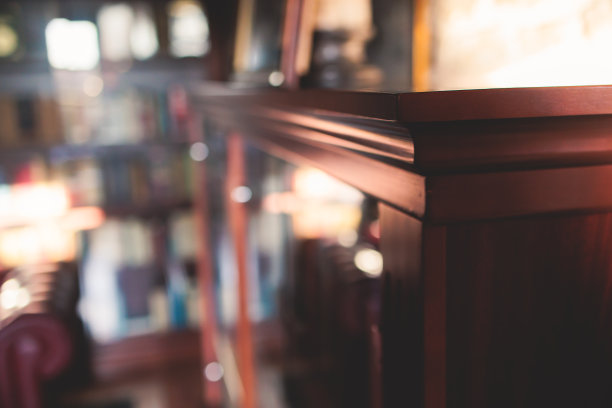 旧大学学院图书馆内部有一个书架目录，书籍和书柜，经典风格的学校内部档案与木制家具，书籍收藏在一个书架上图片下载