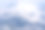 从飞机窗口看到的云和地面。地球表面的景观图片下载