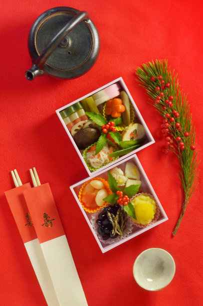 为新年准备的大木盒和清酒图片下载