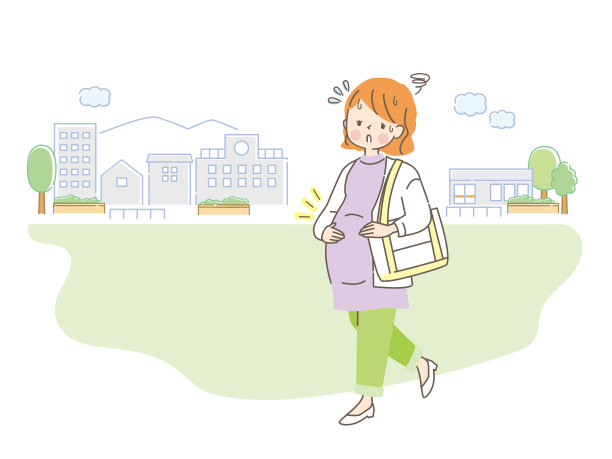 微笑的孕妇在城市里散步图片下载