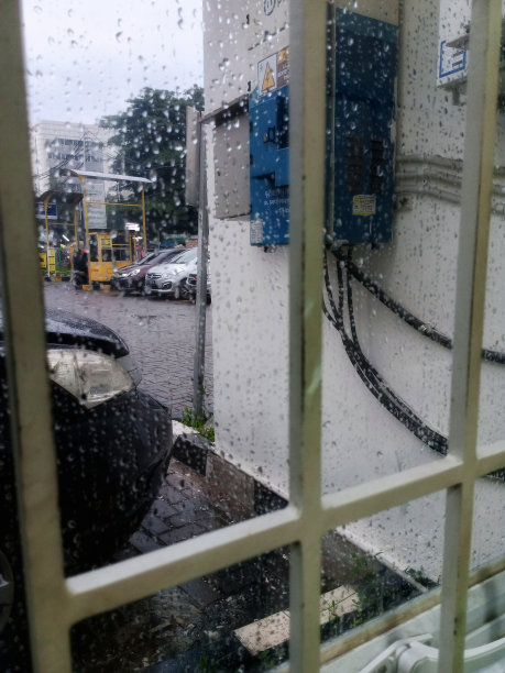 一张窗户的照片，你可以看到外面有几辆车图片下载