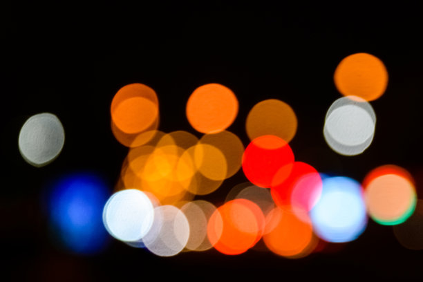 晚上的散焦灯。抽象的散景背景图片下载