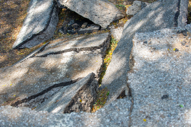 被水侵蚀的道路边缘。图片下载