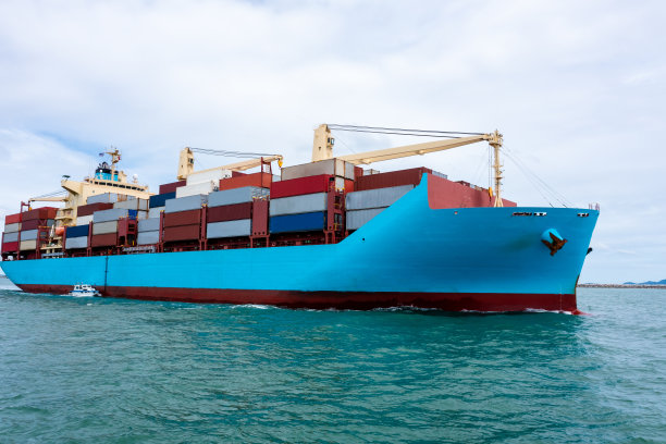 集装箱货轮物流运输进出口国际海运无人机航拍图片下载