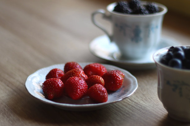 各种浆果在复古杯图片下载