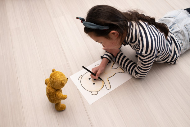 一个女孩正在画泰迪熊图片下载