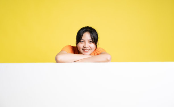 想象一下亚洲女孩和广告牌的合影图片下载