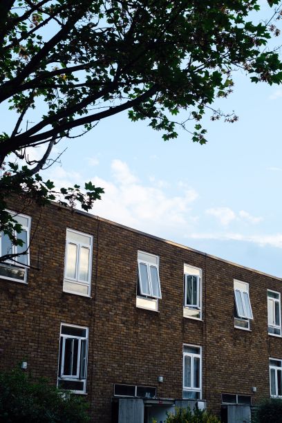 一个阳光灿烂的日子里，一个现代建筑的垂直镜头图片下载