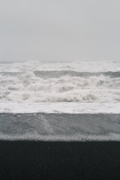 海浪在沙滩上翻滚的单色风景照片图片下载