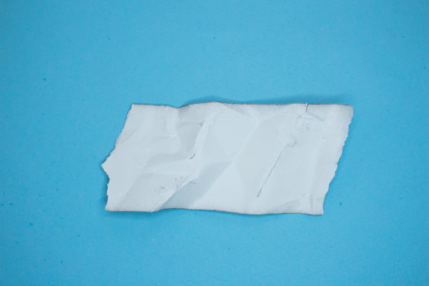 空白撕裂纸孤立在蓝色背景上图片下载