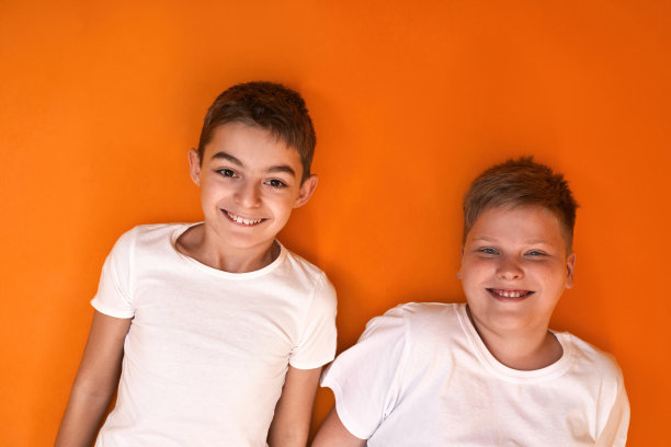 剪裁俯视图的微笑男孩看着相机图片下载