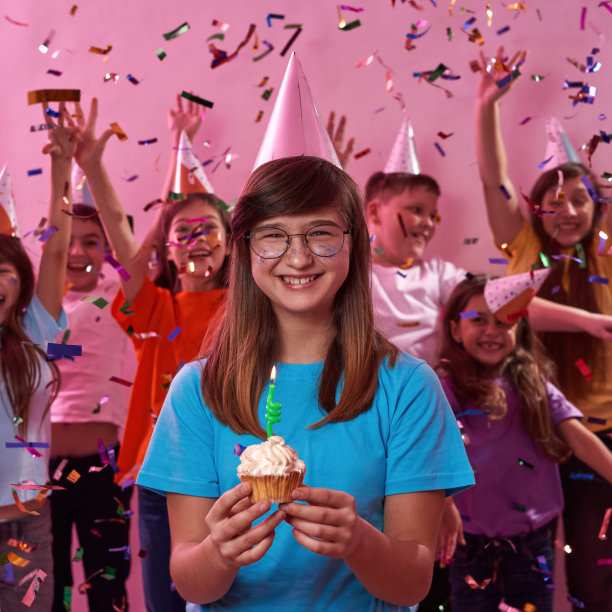 快乐的女孩生日蛋糕附近的朋友图片下载