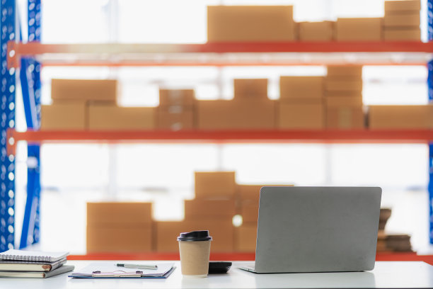 女商人开始一个小型企业中小企业的成功自由职业者在家工作与笔记本电脑网上购物与网上包裹递送。中小企业概念及包装递送。图片下载