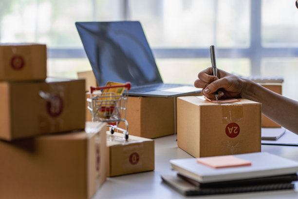 女商人开始一个小型企业中小企业的成功自由职业者在家工作与笔记本电脑网上购物与网上包裹递送。中小企业概念及包装递送。图片下载