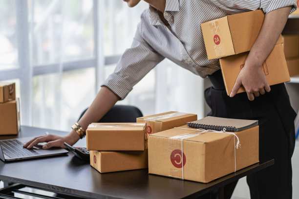 女商人开始一个小型企业中小企业的成功自由职业者在家工作与笔记本电脑网上购物与网上包裹递送。中小企业概念及包装递送。图片下载