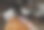 桌子上有鱼，有趣的猫想要偷鱼图片下载