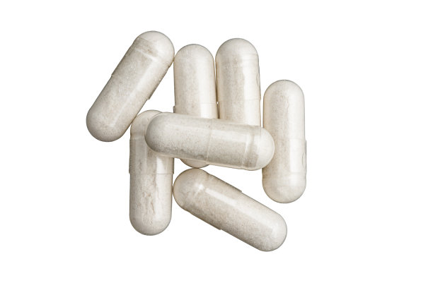 白色背景上隔离的用于治疗的白色医用胶囊或药丸，医学和保健概念，俯视图图片下载