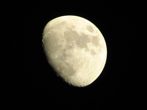 月球和黑暗的太空图片下载