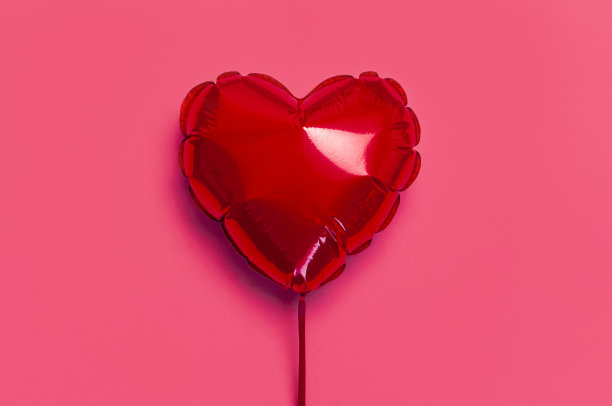 爱情，情人节概念。红色气球在粉红色背景上的心形顶部视图平铺复制空间。节日对象，生日，婚礼。聚会装饰。用心贺卡图片下载