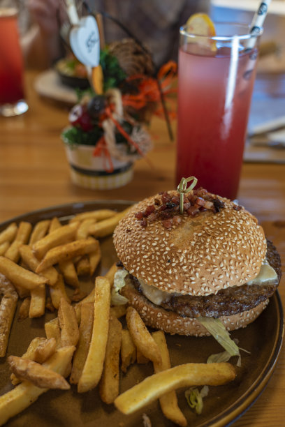 汉堡和薯条放在盘子里图片下载