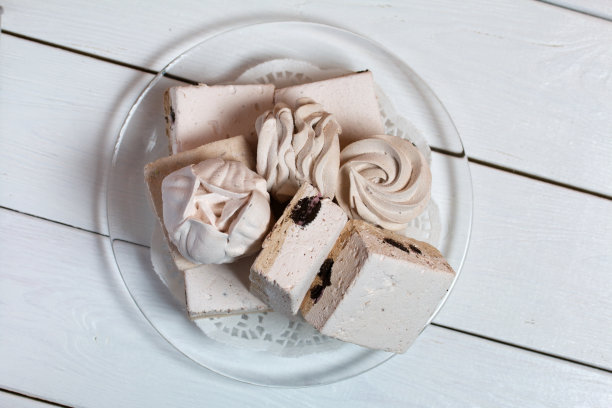 自制的西风，放在托盘上。在白色的背景上。特写镜头。图片下载