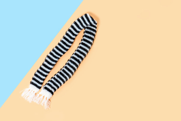 温暖的围巾适合寒冷的天气。春天的衣服。图片下载