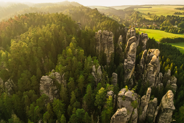 捷克共和国brooumov高地地区Adrspach- teplice景观公园的Adrspach- teplice岩石城的遗迹。航拍照片。捷克山地景观。图片下载