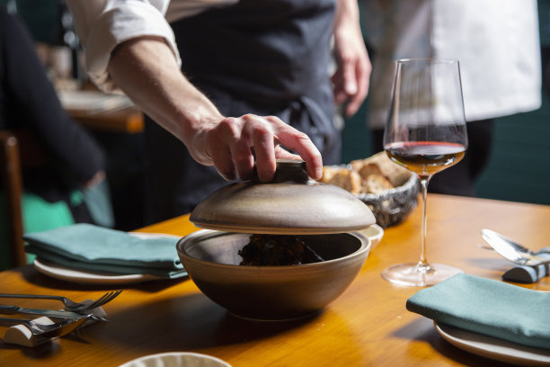 一个男服务员打开碗的特写镜头图片下载