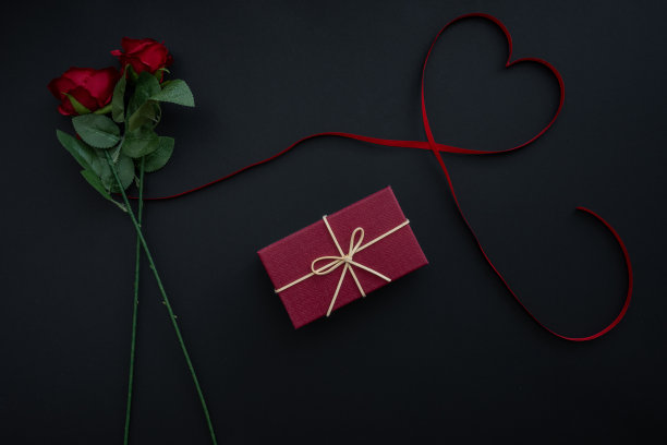 美丽的情人节背景与黑色横幅背景。图片下载