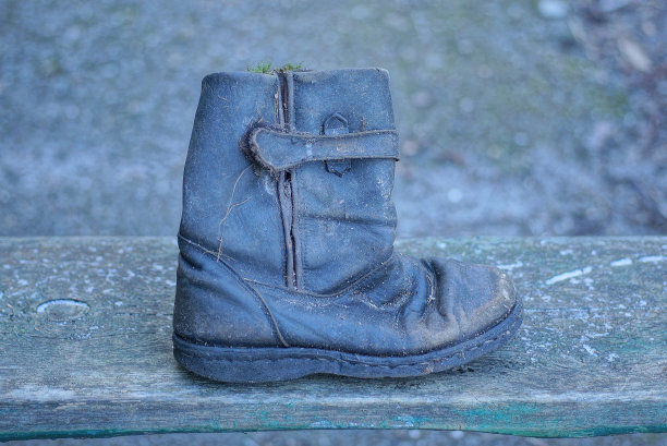 一只黑色旧皮靴图片下载