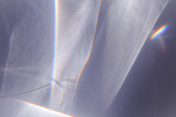 阳光背景，抽象的照片与光影，眩光和闪耀在纸纹理，彩虹耀斑从太阳，灰蓝色极简美学的fon。自然光和腐蚀性效果。图片下载