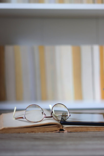 书、平板电脑、眼镜和苹果图片下载