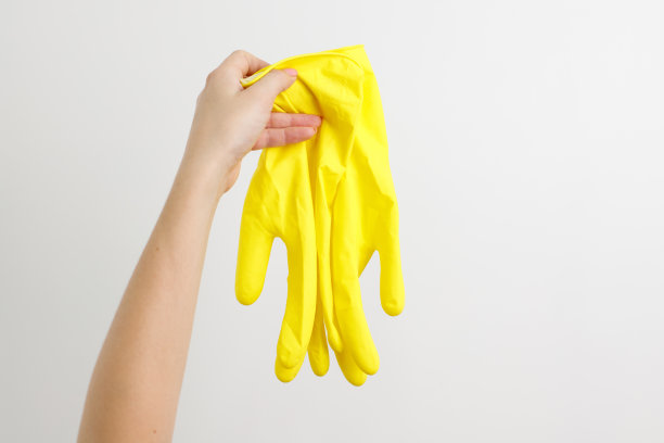 白色背景，橡胶黄色清洁手套在手图片下载
