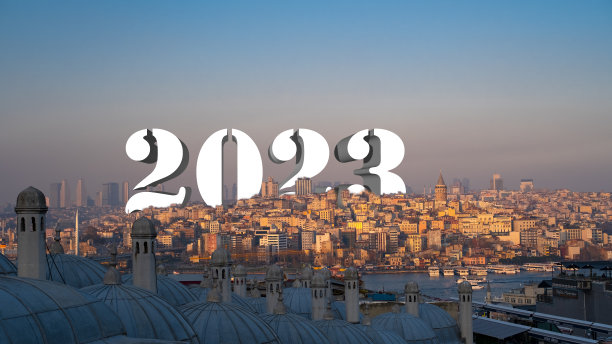 2023年的短语出现在伊斯坦布尔的城市景观上图片下载