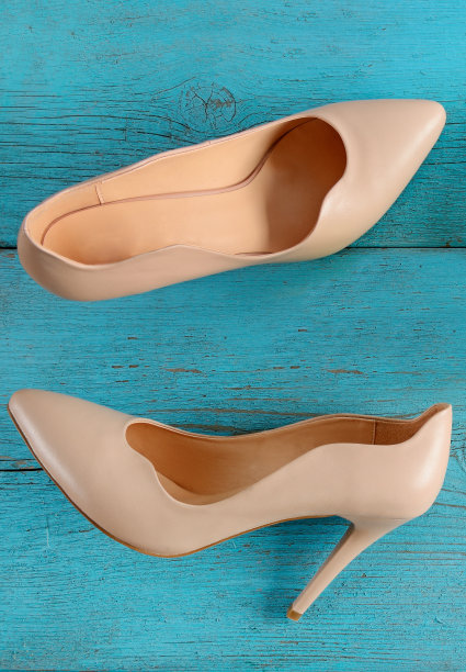 优雅的女性高跟鞋在蓝色的背景。垂直的照片。从上面看。图片下载