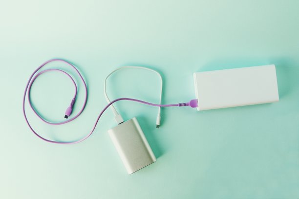 充电宝，桌上的外部电池和usb线，万能移动电池，可以给小玩意充电，也可以给智能手机充电图片下载