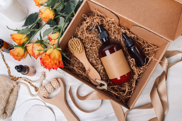 情人节母亲节3月8日的礼物。礼品套装身体护理和面部护理美容产品沐浴套装在线订购。水疗乳液、精油、面霜、按摩刷和减肥图片下载