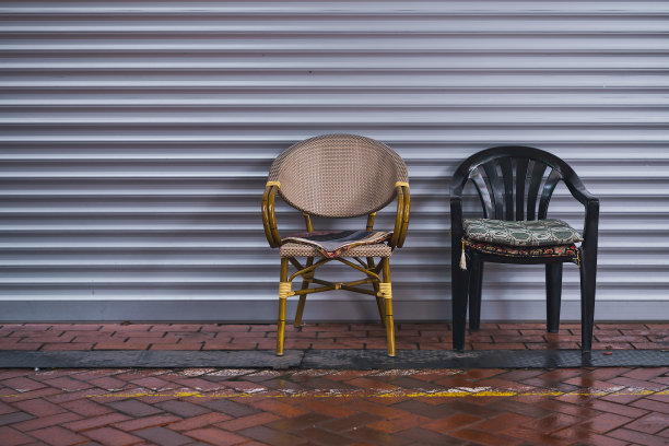 街道上的椅子靠近一个卷帘咖啡馆，复制空间。雨季的街头咖啡馆图片下载