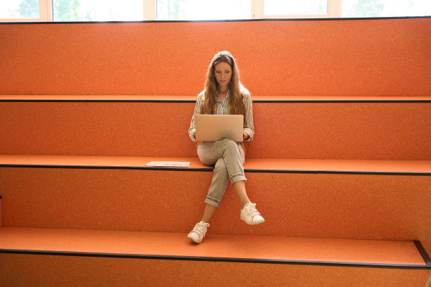 年轻漂亮的女士用笔记本电脑工作图片下载