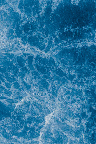 深蓝色的海面上有波浪，水花和泡沫图片下载