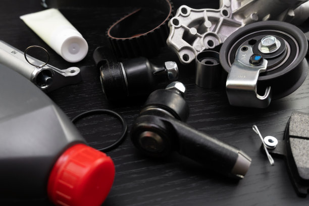 汽车配件，汽车配件，黑色背景。汽车配件店。悬挂和发动机部件。图片下载