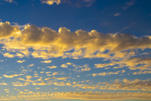 蓝天飘云。无地无人的多云天。你桌面上的屏保照片。文本的复制空间。图片下载