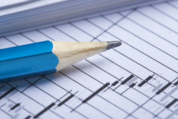 检查证券的价值。铅笔，股票清单和检查财务图表。银行业、财务报告和财务审计的概念。图片下载