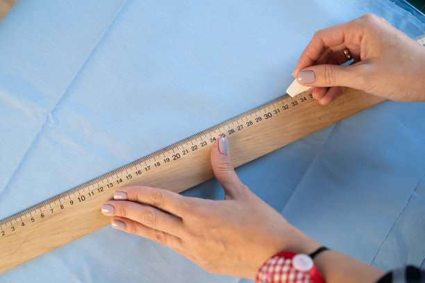 女裁缝在工作室的桌子上工作，特写图片下载