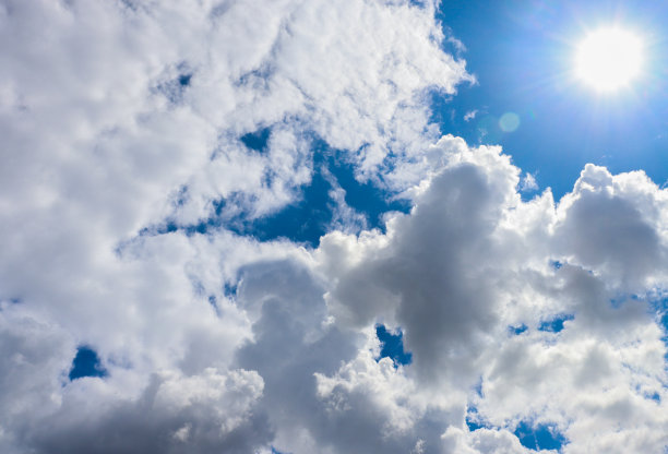 一束束淡淡的蓝天白云。图片下载