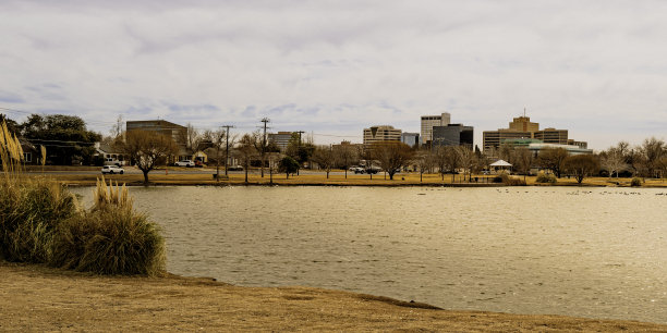 德克萨斯州中部城市池塘上空的天际线，引人注目的云景图片下载