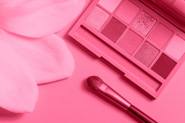 一个调色板的眼影和刷子的趋势颜色，2023年Viva品红。图片下载