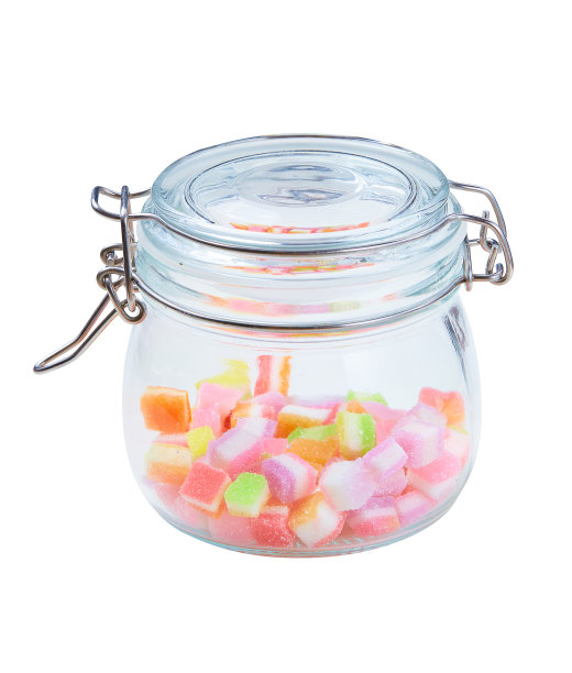 甜矩形糖衣果冻在一个透明的玻璃罐与一个可锁定的盖子(KORKEN)孤立在白色背景。多层多色果冻，口感甜、有弹性、柔软。图片下载